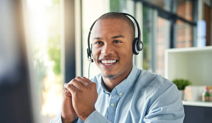 ノートン スモールビジネスのために24時間365日体制の英語サポートを提供する男性。