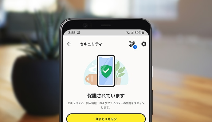 ノートン モバイル セキュリティアプリを表示している携帯電話